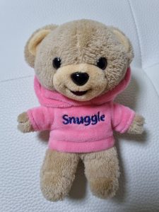 스너글 섬유유연제 구매할 때 사은품으로 받은 분홍색 후드티를 입고있는 스너글 곰돌이